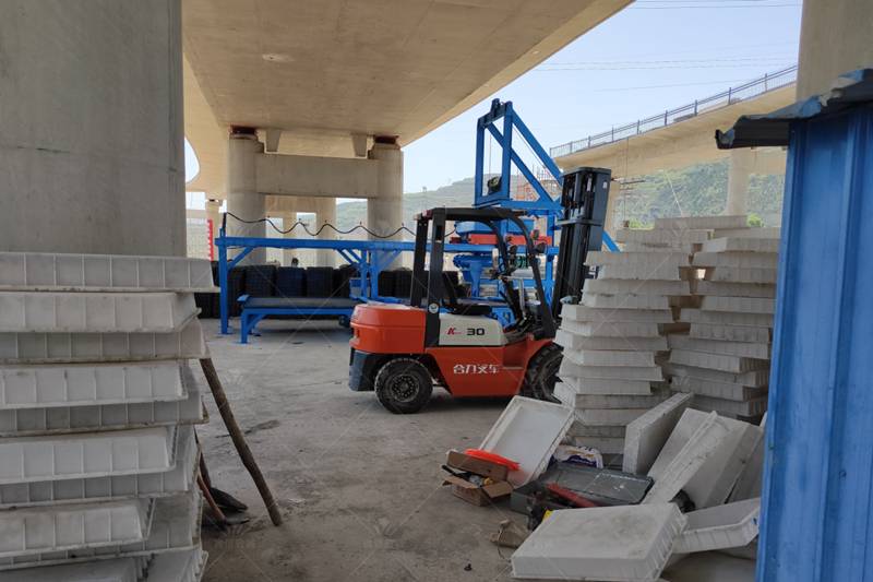 甘肅天水隧道水溝蓋板預制構件設備現場模具和叉車